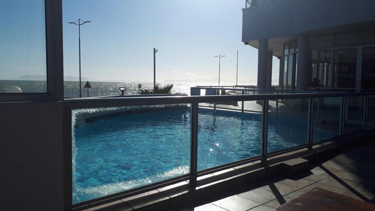 519 On Breeze Aparthotel Strand Exterior photo