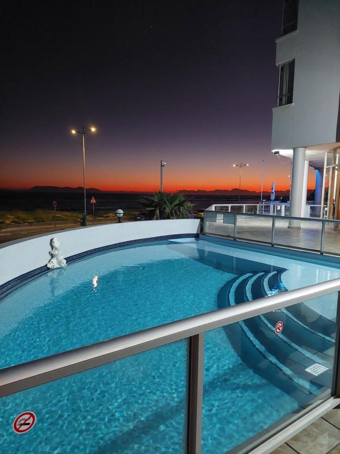 519 On Breeze Aparthotel Strand Exterior photo